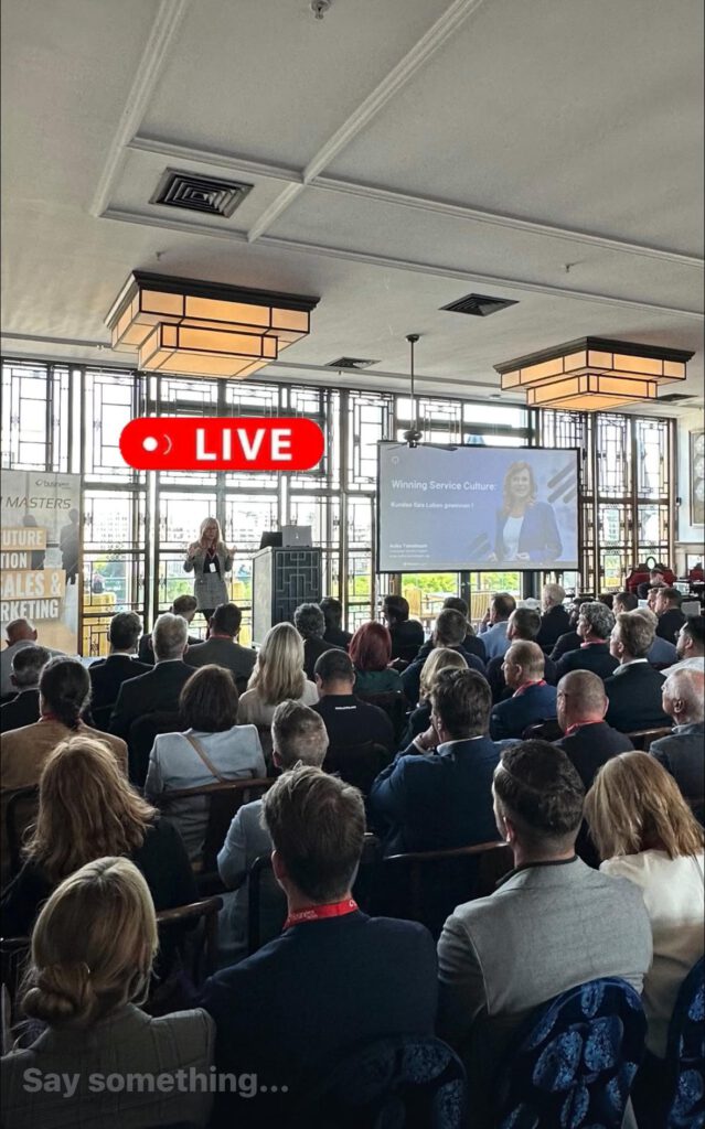 Anika Tannebaum spricht live auf einer Bühne über Winning Service Culture, Keynote, Speaking, viele Menschen