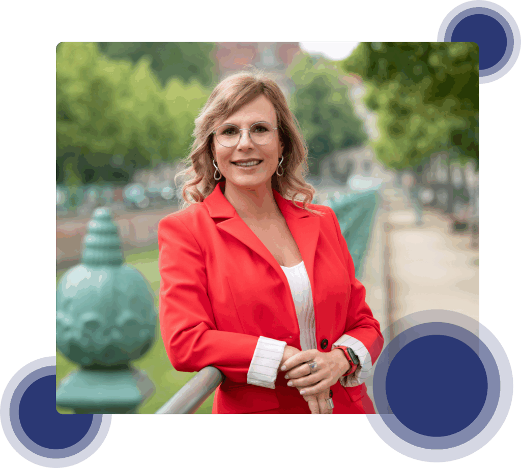 Anika Tannebaum – Europas No. 1 Service Expertin im modernen Portrait mit rotem Blazer und grafischen Designelementen