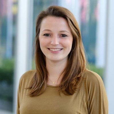 Anika Tannebaum – Europe’s No. 1 service expert, keynote speaker, and leadership coach – presents a satisfied Telekom customer.