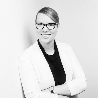 Anika Tannebaum – Europas No. 1 Service Expertin, Keynote Speakerin & Leadership Coach präsentiert eine Kundin im Schwarzweißporträt