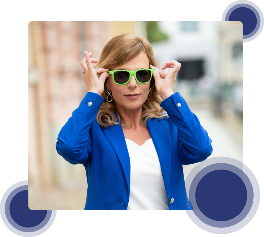 Anika Tannebaum – Europe’s No. 1 service expert and keynote speaker, wearing green glasses as a symbol of her customer-centric approach