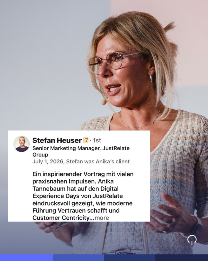 Anika Tannebaum hält mit Headset-Mikrofon eine Keynote auf der Bühne, darunter ein LinkedIn-Empfehlungsscreenshot von Stefan Heuser, Senior Marketing Manager bei JustRelate Group