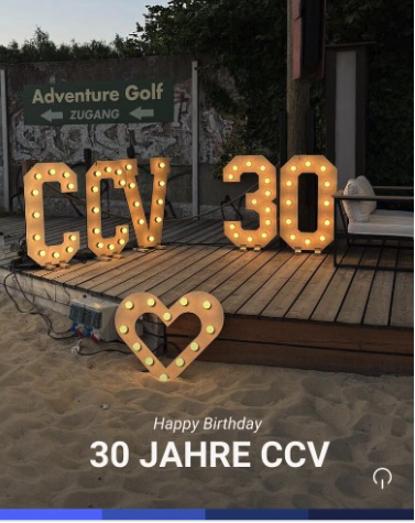 Leuchtbuchstaben "CCV 30" mit Herz-Symbol am Sandstrand bei Sonnenuntergang zum 30-jährigen Jubiläum des Customer Service & Call Center Verband Deutschland e. V. (CCV)