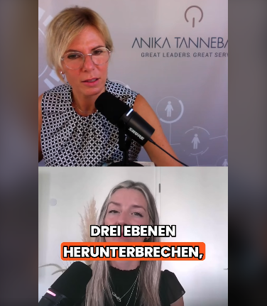 Split-Screen-Video: oben Anika Tannebaum mit Mikrofon vor ihrem Branding "Great Leaders, Great Service", unten Annika Schmidt mit Untertitel "Drei Ebenen herunterbrechen" aus der Podcastfolge CX on the Rocks