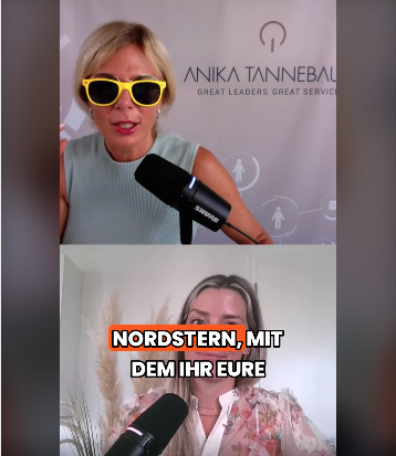 Split-Screen-Video: oben Anika Tannebaum mit gelber "Customer-Brille" und Mikrofon vor ihrem Branding "Great Leaders, Great Service", unten eine Gesprächspartnerin mit Untertitel "Nordstern, mit dem ihr eure..." aus der Podcastfolge CX on the Rocks