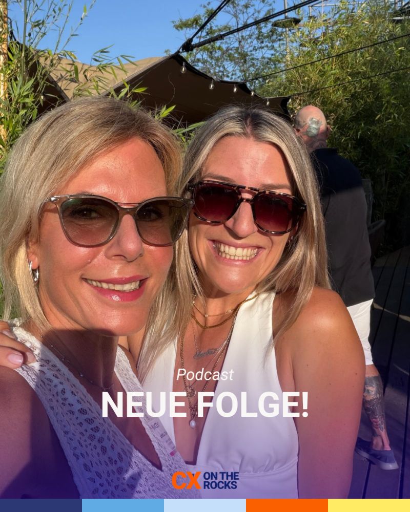 Anika Tannebaum und Annika Schmidt lächeln mit Sonnenbrille in ein Selfie, im Hintergrund grüne Pflanzen und eine Terrasse bei Sonnenschein, darunter der Text "Podcast – Neue Folge!" und das Logo von "CX on the Rocks"