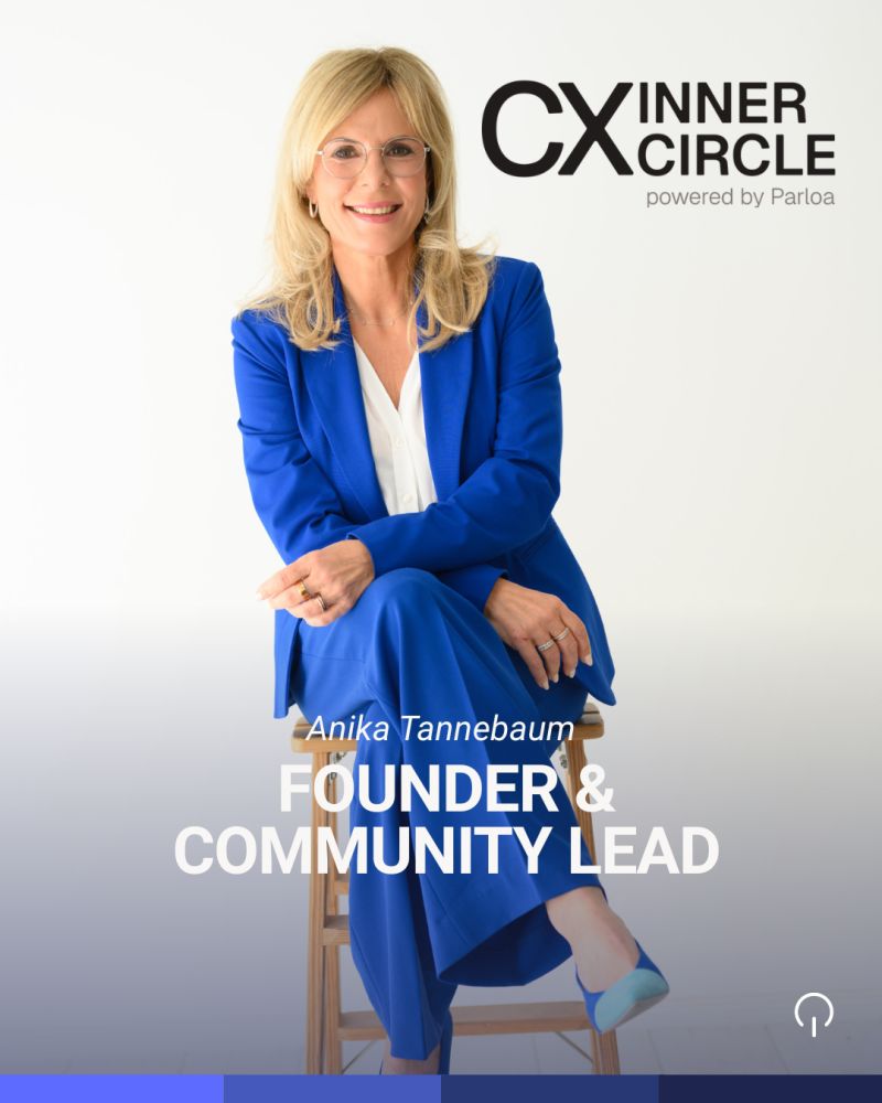 Anika Tannebaum, Founder & Community Lead von CX Inner Circle powered by Parloa, sitzt lächelnd auf einem Holzhocker in blauem Hosenanzug