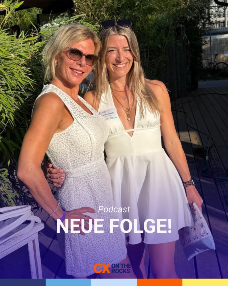 Anika Tannebaum und Annika Schmidt lächeln in weißen Kleidern in die Kamera, im Hintergrund grüne Pflanzen und eine Holzterrasse, darunter der Text "Podcast – Neue Folge!" und das Logo von "CX on the Rocks"